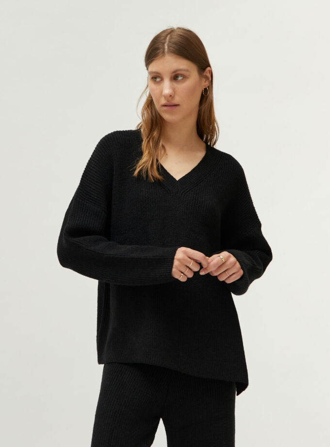 Black V-neck sweater lovebyhands.gr