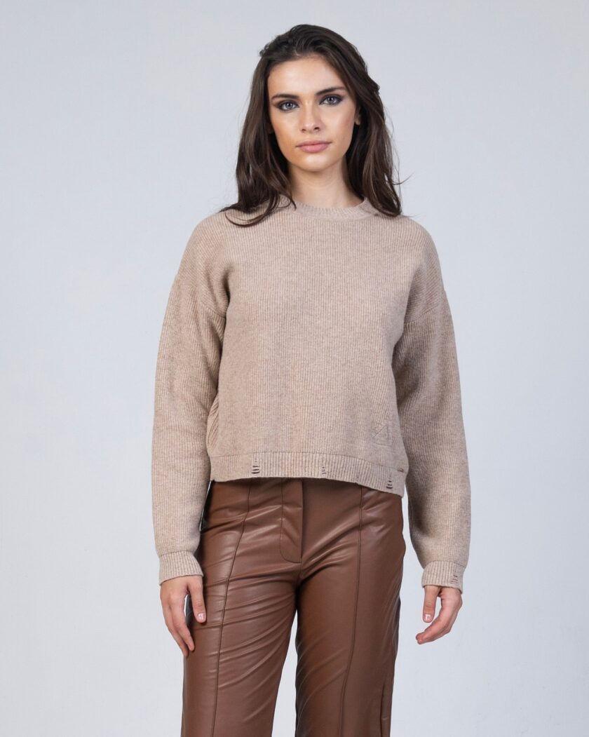 Πλεκτό κοντό πουλόβερ- beige lovebyhands.gr