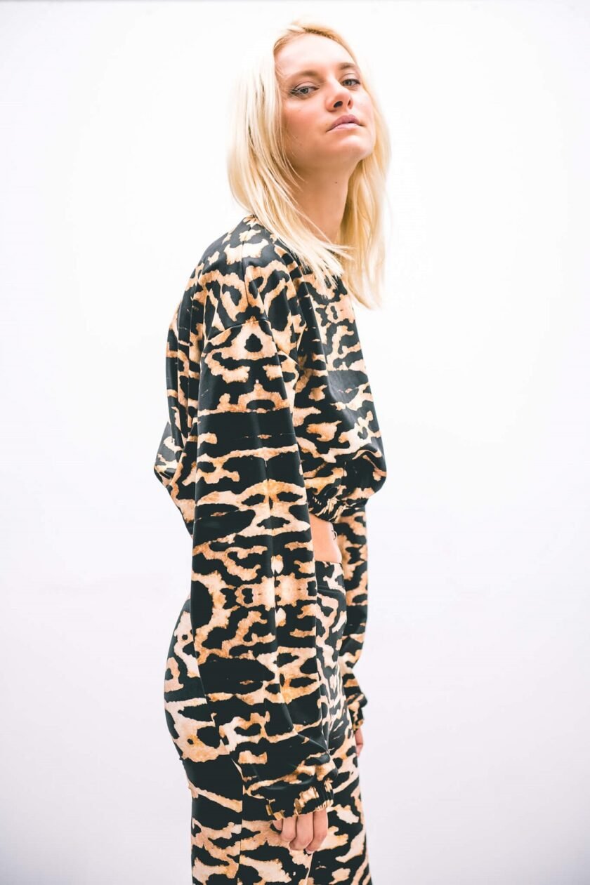 Leo Oversized Crop sweatshirt lovebyhands.gr