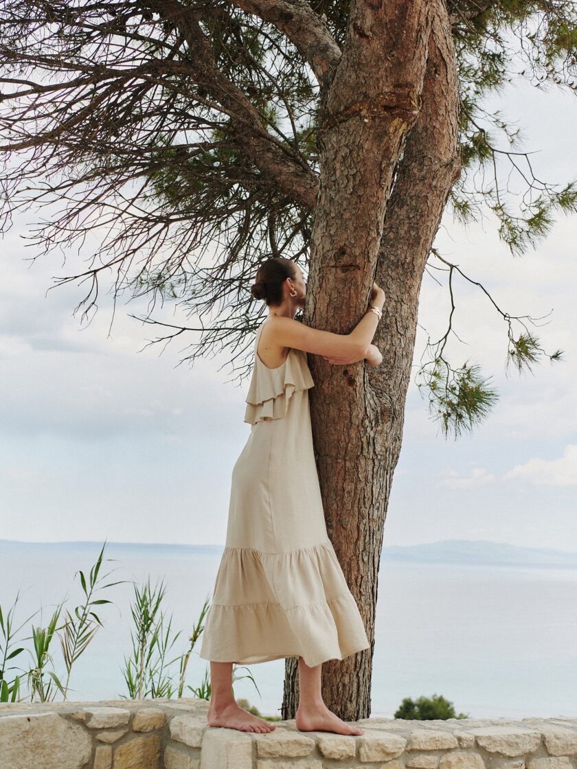 Φόρεμα Με Βολαν – Μπεζ lovebyhands.gr